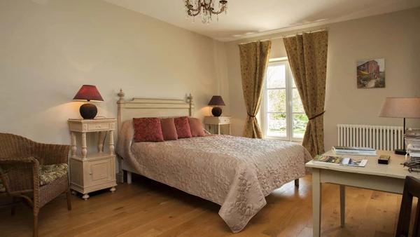 Maison de campagne du XVIIIe siècle rénovée dans le respect de l’authenticité, située au cœur d’un jardin verdoyant privé de 3 hectares, à proximité de la ville marchande de Condom, dans le Gers.