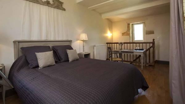 Maison de campagne du XVIIIe siècle rénovée dans le respect de l’authenticité, située au cœur d’un jardin verdoyant privé de 3 hectares, à proximité de la ville marchande de Condom, dans le Gers.