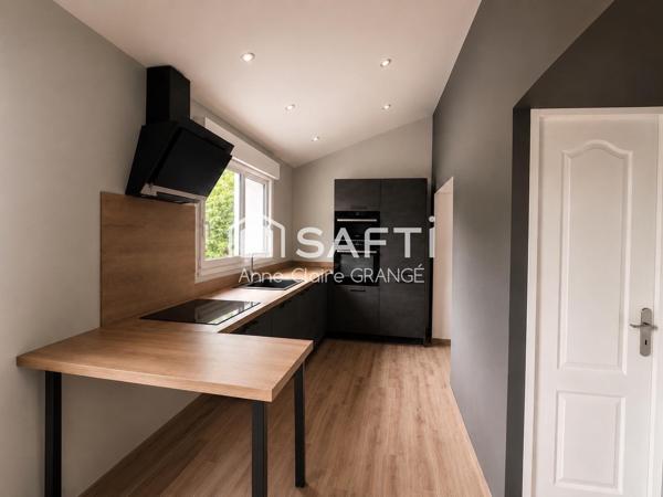 Idéalement située à Crissé, entre Conlie et Sillé-le-Guillaume, cette maison de bourg rénovée allie authenticité, fonctionnalité et confort moderne dans un environnement calme et agréable.