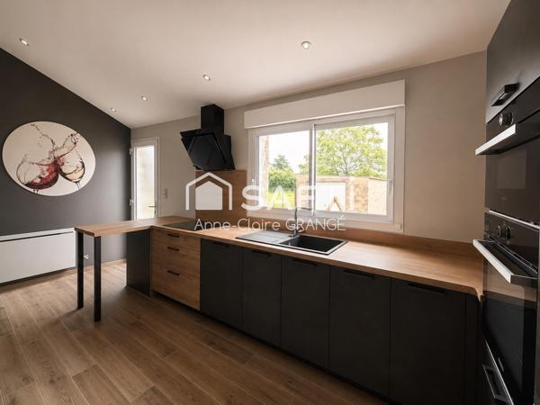 Idéalement située à Crissé, entre Conlie et Sillé-le-Guillaume, cette maison de bourg rénovée allie authenticité, fonctionnalité et confort moderne dans un environnement calme et agréable.