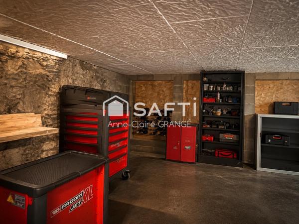 Idéalement située à Crissé, entre Conlie et Sillé-le-Guillaume, cette maison de bourg rénovée allie authenticité, fonctionnalité et confort moderne dans un environnement calme et agréable.