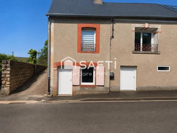 Idéalement située à Crissé, entre Conlie et Sillé-le-Guillaume, cette maison de bourg rénovée allie authenticité, fonctionnalité et confort moderne dans un environnement calme et agréable.