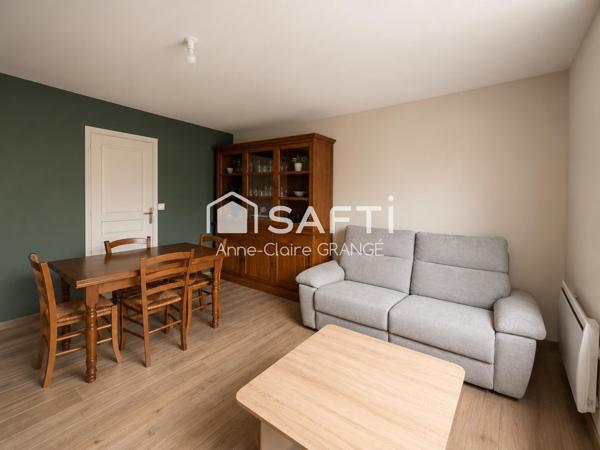 Idéalement située à Crissé, entre Conlie et Sillé-le-Guillaume, cette maison de bourg rénovée allie authenticité, fonctionnalité et confort moderne dans un environnement calme et agréable.