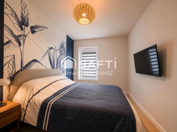 Idéalement située à Crissé, entre Conlie et Sillé-le-Guillaume, cette maison de bourg rénovée allie authenticité, fonctionnalité et confort moderne dans un environnement calme et agréable.