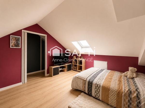 Idéalement située à Crissé, entre Conlie et Sillé-le-Guillaume, cette maison de bourg rénovée allie authenticité, fonctionnalité et confort moderne dans un environnement calme et agréable.