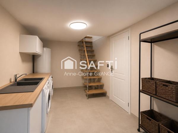 Idéalement située à Crissé, entre Conlie et Sillé-le-Guillaume, cette maison de bourg rénovée allie authenticité, fonctionnalité et confort moderne dans un environnement calme et agréable.