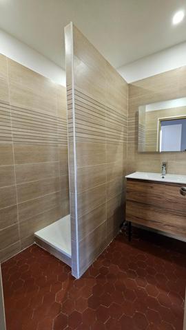 T2 rénové avec goût – Luminosité et calme au cœur du 3e arrondissement