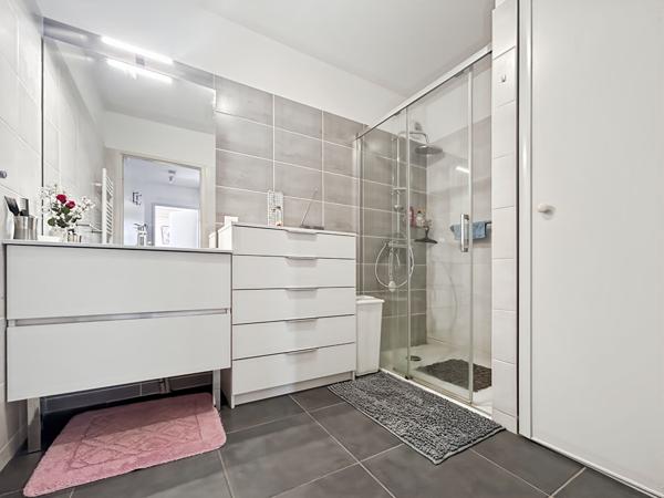 A 10 min du centre-ville- Appartement type 3, balcon, parking souterrain et résidence récente