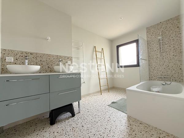Maison contemporaine de 2025 à vendre à LOCMINE, 5 chambres, garage et son jardin de 720 m²