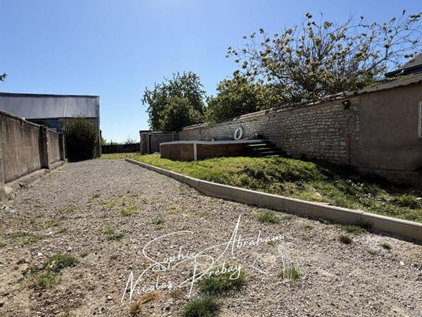 Maison en pierres avec grand terrain et grange