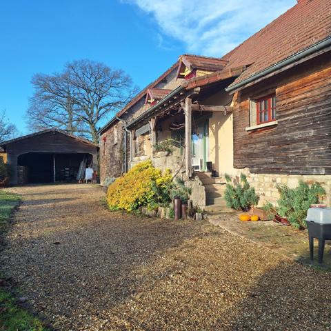Propriété au calme avec dépendances et terrain