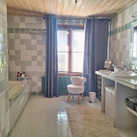 Propriété au calme avec dépendances et terrain