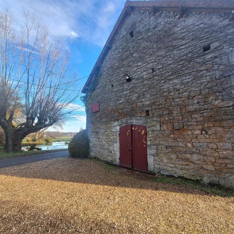 Propriété au calme avec dépendances et terrain