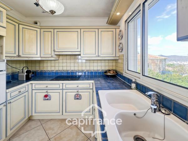 Appartement à vendre 4 pièces HYERES (83), Costebelle, Parc de la Luquette, Dernier étage, vue Mer. DOUBLE GARAGE.