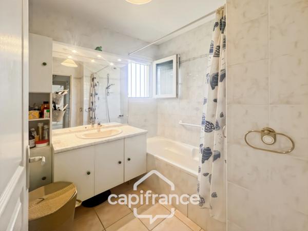 Appartement à vendre 4 pièces HYERES (83), Costebelle, Parc de la Luquette, Dernier étage, vue Mer. DOUBLE GARAGE.