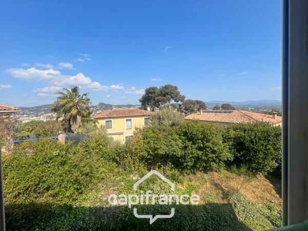 Appartement à vendre 4 pièces HYERES (83), Costebelle, Parc de la Luquette, Dernier étage, vue Mer. DOUBLE GARAGE.