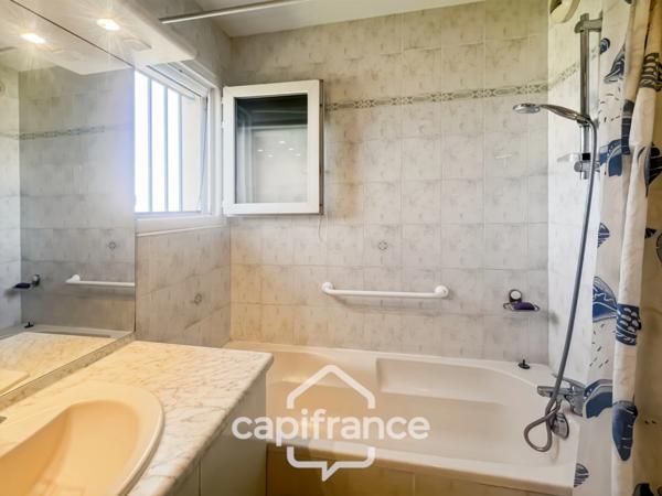 Appartement à vendre 4 pièces HYERES (83), Costebelle, Parc de la Luquette, Dernier étage, vue Mer. DOUBLE GARAGE.