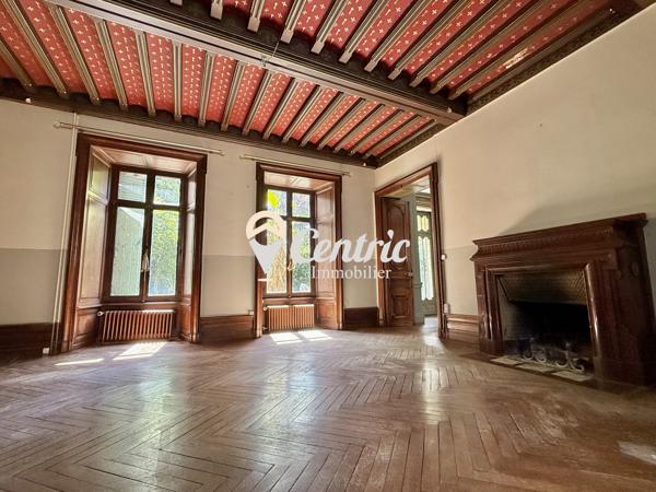 Maison bourgeoise Art Déco en plein cœur de Bressuire – charme, volumes et vue dégagée