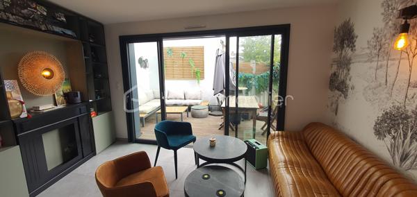 Je vous propose cette maison rénovée, avec de belles prestations, située dans un quartier recherché alliant vie urbaine et authenticité. 

Avec ses 124m² de surface habitable, et ses 80m2 de combles aménageables, ce bien vous offre des pièces spacieuses et lumineuses. Vous apprécierez la terrasse, parfaite pour profiter des beaux jours.

Nous débutons la visite au rdc avec une belle entrée, un salon-séjour, une cuisine équipée et aménagée, puis un second salon donnant accès à la terrasse (superficie totale de 70m2).

Le 1er étage se compose de 3 chambres, dont une avec salle d'eau privative (17m2, 16m2 et 13m2). Nous bénéficierez également d'une grande salle de bain de 10m2 et d'un WC séparé.
Un garage complète ce bien.

Informations complémentaires :
- chauffage au gaz
- double vitrage
- isolation refaite

Bienvenue chez vous !
