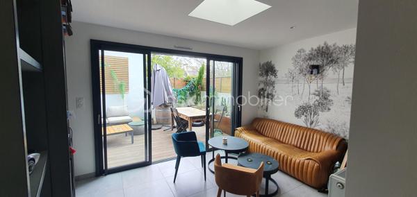 Je vous propose cette maison rénovée, avec de belles prestations, située dans un quartier recherché alliant vie urbaine et authenticité. 

Avec ses 124m² de surface habitable, et ses 80m2 de combles aménageables, ce bien vous offre des pièces spacieuses et lumineuses. Vous apprécierez la terrasse, parfaite pour profiter des beaux jours.

Nous débutons la visite au rdc avec une belle entrée, un salon-séjour, une cuisine équipée et aménagée, puis un second salon donnant accès à la terrasse (superficie totale de 70m2).

Le 1er étage se compose de 3 chambres, dont une avec salle d'eau privative (17m2, 16m2 et 13m2). Nous bénéficierez également d'une grande salle de bain de 10m2 et d'un WC séparé.
Un garage complète ce bien.

Informations complémentaires :
- chauffage au gaz
- double vitrage
- isolation refaite

Bienvenue chez vous !