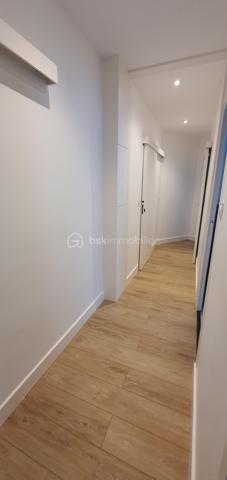 Je vous propose cette maison rénovée, avec de belles prestations, située dans un quartier recherché alliant vie urbaine et authenticité. 

Avec ses 124m² de surface habitable, et ses 80m2 de combles aménageables, ce bien vous offre des pièces spacieuses et lumineuses. Vous apprécierez la terrasse, parfaite pour profiter des beaux jours.

Nous débutons la visite au rdc avec une belle entrée, un salon-séjour, une cuisine équipée et aménagée, puis un second salon donnant accès à la terrasse (superficie totale de 70m2).

Le 1er étage se compose de 3 chambres, dont une avec salle d'eau privative (17m2, 16m2 et 13m2). Nous bénéficierez également d'une grande salle de bain de 10m2 et d'un WC séparé.
Un garage complète ce bien.

Informations complémentaires :
- chauffage au gaz
- double vitrage
- isolation refaite

Bienvenue chez vous !