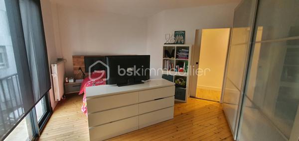 Je vous propose cette maison rénovée, avec de belles prestations, située dans un quartier recherché alliant vie urbaine et authenticité. 

Avec ses 124m² de surface habitable, et ses 80m2 de combles aménageables, ce bien vous offre des pièces spacieuses et lumineuses. Vous apprécierez la terrasse, parfaite pour profiter des beaux jours.

Nous débutons la visite au rdc avec une belle entrée, un salon-séjour, une cuisine équipée et aménagée, puis un second salon donnant accès à la terrasse (superficie totale de 70m2).

Le 1er étage se compose de 3 chambres, dont une avec salle d'eau privative (17m2, 16m2 et 13m2). Nous bénéficierez également d'une grande salle de bain de 10m2 et d'un WC séparé.
Un garage complète ce bien.

Informations complémentaires :
- chauffage au gaz
- double vitrage
- isolation refaite

Bienvenue chez vous !