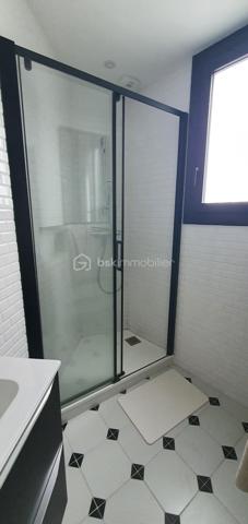 Je vous propose cette maison rénovée, avec de belles prestations, située dans un quartier recherché alliant vie urbaine et authenticité. 

Avec ses 124m² de surface habitable, et ses 80m2 de combles aménageables, ce bien vous offre des pièces spacieuses et lumineuses. Vous apprécierez la terrasse, parfaite pour profiter des beaux jours.

Nous débutons la visite au rdc avec une belle entrée, un salon-séjour, une cuisine équipée et aménagée, puis un second salon donnant accès à la terrasse (superficie totale de 70m2).

Le 1er étage se compose de 3 chambres, dont une avec salle d'eau privative (17m2, 16m2 et 13m2). Nous bénéficierez également d'une grande salle de bain de 10m2 et d'un WC séparé.
Un garage complète ce bien.

Informations complémentaires :
- chauffage au gaz
- double vitrage
- isolation refaite

Bienvenue chez vous !