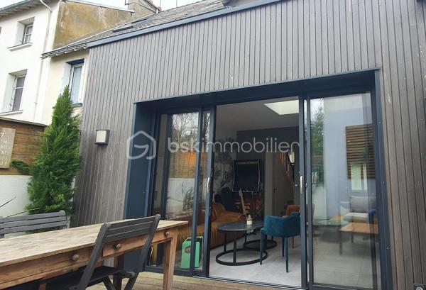 Je vous propose cette maison rénovée, avec de belles prestations, située dans un quartier recherché alliant vie urbaine et authenticité. 

Avec ses 124m² de surface habitable, et ses 80m2 de combles aménageables, ce bien vous offre des pièces spacieuses et lumineuses. Vous apprécierez la terrasse, parfaite pour profiter des beaux jours.

Nous débutons la visite au rdc avec une belle entrée, un salon-séjour, une cuisine équipée et aménagée, puis un second salon donnant accès à la terrasse (superficie totale de 70m2).

Le 1er étage se compose de 3 chambres, dont une avec salle d'eau privative (17m2, 16m2 et 13m2). Nous bénéficierez également d'une grande salle de bain de 10m2 et d'un WC séparé.
Un garage complète ce bien.

Informations complémentaires :
- chauffage au gaz
- double vitrage
- isolation refaite

Bienvenue chez vous !