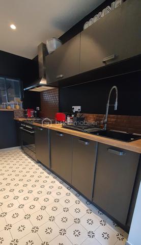 Je vous propose cette maison rénovée, avec de belles prestations, située dans un quartier recherché alliant vie urbaine et authenticité. 

Avec ses 124m² de surface habitable, et ses 80m2 de combles aménageables, ce bien vous offre des pièces spacieuses et lumineuses. Vous apprécierez la terrasse, parfaite pour profiter des beaux jours.

Nous débutons la visite au rdc avec une belle entrée, un salon-séjour, une cuisine équipée et aménagée, puis un second salon donnant accès à la terrasse (superficie totale de 70m2).

Le 1er étage se compose de 3 chambres, dont une avec salle d'eau privative (17m2, 16m2 et 13m2). Nous bénéficierez également d'une grande salle de bain de 10m2 et d'un WC séparé.
Un garage complète ce bien.

Informations complémentaires :
- chauffage au gaz
- double vitrage
- isolation refaite

Bienvenue chez vous !