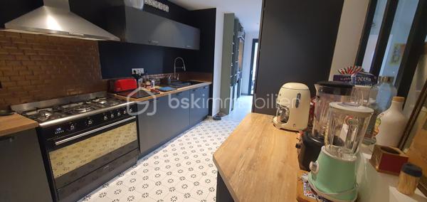 Je vous propose cette maison rénovée, avec de belles prestations, située dans un quartier recherché alliant vie urbaine et authenticité. 

Avec ses 124m² de surface habitable, et ses 80m2 de combles aménageables, ce bien vous offre des pièces spacieuses et lumineuses. Vous apprécierez la terrasse, parfaite pour profiter des beaux jours.

Nous débutons la visite au rdc avec une belle entrée, un salon-séjour, une cuisine équipée et aménagée, puis un second salon donnant accès à la terrasse (superficie totale de 70m2).

Le 1er étage se compose de 3 chambres, dont une avec salle d'eau privative (17m2, 16m2 et 13m2). Nous bénéficierez également d'une grande salle de bain de 10m2 et d'un WC séparé.
Un garage complète ce bien.

Informations complémentaires :
- chauffage au gaz
- double vitrage
- isolation refaite

Bienvenue chez vous !