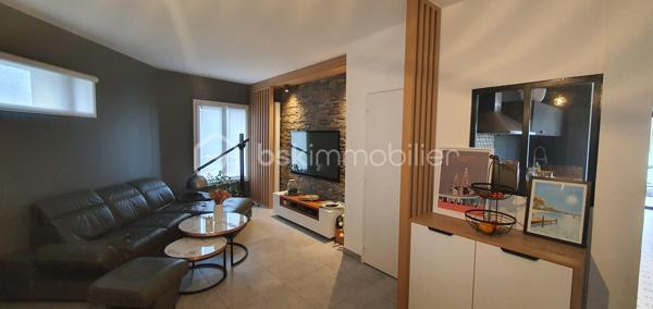 Je vous propose cette maison rénovée, avec de belles prestations, située dans un quartier recherché alliant vie urbaine et authenticité. 

Avec ses 124m² de surface habitable, et ses 80m2 de combles aménageables, ce bien vous offre des pièces spacieuses et lumineuses. Vous apprécierez la terrasse, parfaite pour profiter des beaux jours.

Nous débutons la visite au rdc avec une belle entrée, un salon-séjour, une cuisine équipée et aménagée, puis un second salon donnant accès à la terrasse (superficie totale de 70m2).

Le 1er étage se compose de 3 chambres, dont une avec salle d'eau privative (17m2, 16m2 et 13m2). Nous bénéficierez également d'une grande salle de bain de 10m2 et d'un WC séparé.
Un garage complète ce bien.

Informations complémentaires :
- chauffage au gaz
- double vitrage
- isolation refaite

Bienvenue chez vous !