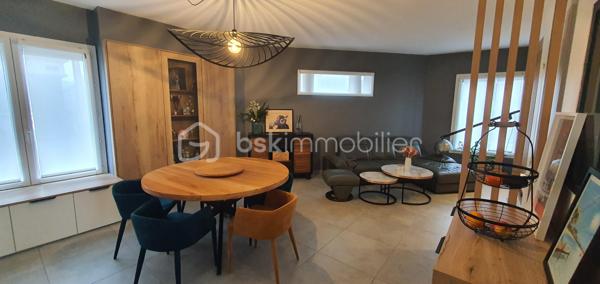 Je vous propose cette maison rénovée, avec de belles prestations, située dans un quartier recherché alliant vie urbaine et authenticité. 

Avec ses 124m² de surface habitable, et ses 80m2 de combles aménageables, ce bien vous offre des pièces spacieuses et lumineuses. Vous apprécierez la terrasse, parfaite pour profiter des beaux jours.

Nous débutons la visite au rdc avec une belle entrée, un salon-séjour, une cuisine équipée et aménagée, puis un second salon donnant accès à la terrasse (superficie totale de 70m2).

Le 1er étage se compose de 3 chambres, dont une avec salle d'eau privative (17m2, 16m2 et 13m2). Nous bénéficierez également d'une grande salle de bain de 10m2 et d'un WC séparé.
Un garage complète ce bien.

Informations complémentaires :
- chauffage au gaz
- double vitrage
- isolation refaite

Bienvenue chez vous !
