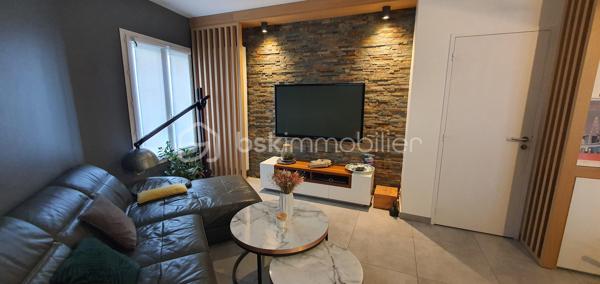 Je vous propose cette maison rénovée, avec de belles prestations, située dans un quartier recherché alliant vie urbaine et authenticité. 

Avec ses 124m² de surface habitable, et ses 80m2 de combles aménageables, ce bien vous offre des pièces spacieuses et lumineuses. Vous apprécierez la terrasse, parfaite pour profiter des beaux jours.

Nous débutons la visite au rdc avec une belle entrée, un salon-séjour, une cuisine équipée et aménagée, puis un second salon donnant accès à la terrasse (superficie totale de 70m2).

Le 1er étage se compose de 3 chambres, dont une avec salle d'eau privative (17m2, 16m2 et 13m2). Nous bénéficierez également d'une grande salle de bain de 10m2 et d'un WC séparé.
Un garage complète ce bien.

Informations complémentaires :
- chauffage au gaz
- double vitrage
- isolation refaite

Bienvenue chez vous !
