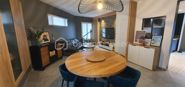 Je vous propose cette maison rénovée, avec de belles prestations, située dans un quartier recherché alliant vie urbaine et authenticité. 

Avec ses 124m² de surface habitable, et ses 80m2 de combles aménageables, ce bien vous offre des pièces spacieuses et lumineuses. Vous apprécierez la terrasse, parfaite pour profiter des beaux jours.

Nous débutons la visite au rdc avec une belle entrée, un salon-séjour, une cuisine équipée et aménagée, puis un second salon donnant accès à la terrasse (superficie totale de 70m2).

Le 1er étage se compose de 3 chambres, dont une avec salle d'eau privative (17m2, 16m2 et 13m2). Nous bénéficierez également d'une grande salle de bain de 10m2 et d'un WC séparé.
Un garage complète ce bien.

Informations complémentaires :
- chauffage au gaz
- double vitrage
- isolation refaite

Bienvenue chez vous !