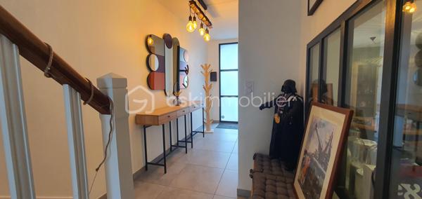 Je vous propose cette maison rénovée, avec de belles prestations, située dans un quartier recherché alliant vie urbaine et authenticité. 

Avec ses 124m² de surface habitable, et ses 80m2 de combles aménageables, ce bien vous offre des pièces spacieuses et lumineuses. Vous apprécierez la terrasse, parfaite pour profiter des beaux jours.

Nous débutons la visite au rdc avec une belle entrée, un salon-séjour, une cuisine équipée et aménagée, puis un second salon donnant accès à la terrasse (superficie totale de 70m2).

Le 1er étage se compose de 3 chambres, dont une avec salle d'eau privative (17m2, 16m2 et 13m2). Nous bénéficierez également d'une grande salle de bain de 10m2 et d'un WC séparé.
Un garage complète ce bien.

Informations complémentaires :
- chauffage au gaz
- double vitrage
- isolation refaite

Bienvenue chez vous !