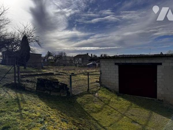 Terrain clos avec garage
