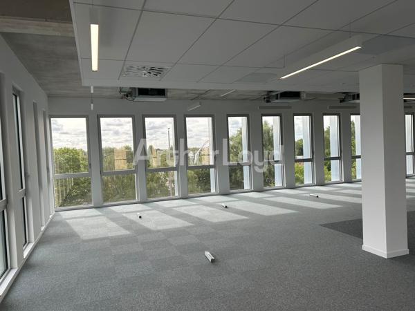 Bureaux neufs à louer au pied du métro - prestations haut de gamme