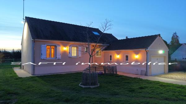 Maison Plain-pied de 114m2 avec 3 chambres, garage, chalet bois et grand jardin de1460m2 parfaitement clos.
