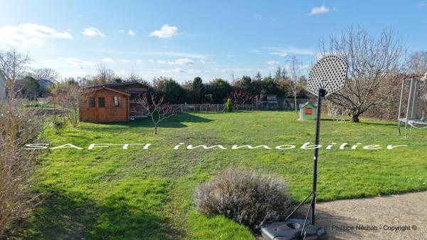 Maison Plain-pied de 114m2 avec 3 chambres, garage, chalet bois et grand jardin de1460m2 parfaitement clos.