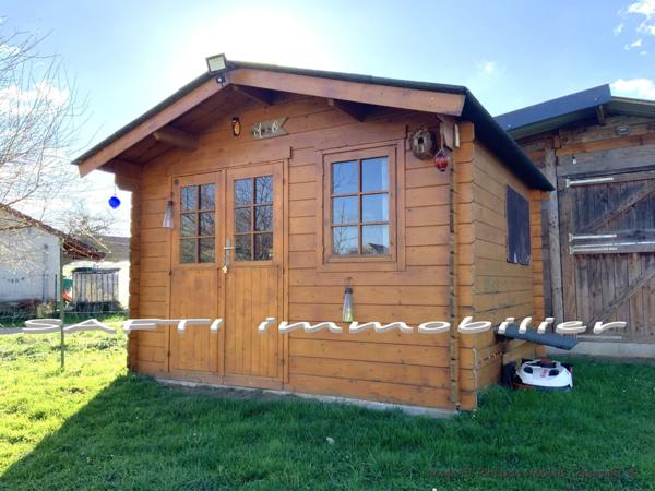 Maison Plain-pied de 114m2 avec 3 chambres, garage, chalet bois et grand jardin de1460m2 parfaitement clos.