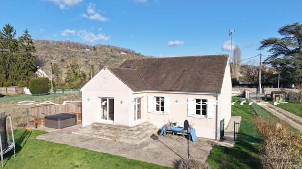 Maison Plain-pied de 114m2 avec 3 chambres, garage, chalet bois et grand jardin de1460m2 parfaitement clos.