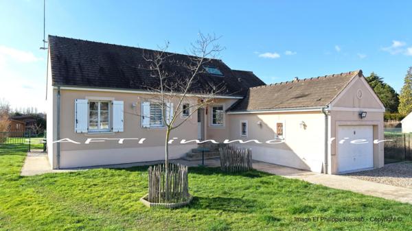 Maison Plain-pied de 114m2 avec 3 chambres, garage, chalet bois et grand jardin de1460m2 parfaitement clos.