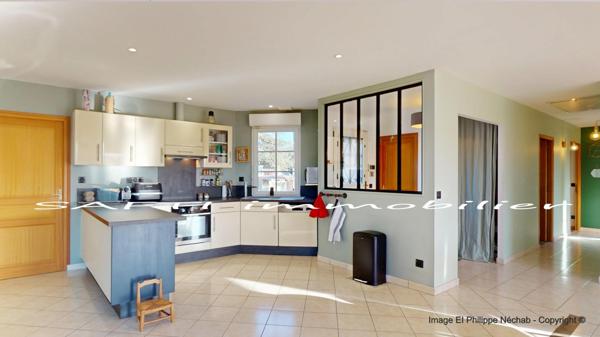 Maison Plain-pied de 114m2 avec 3 chambres, garage, chalet bois et grand jardin de1460m2 parfaitement clos.