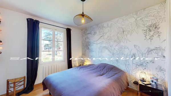 Maison Plain-pied de 114m2 avec 3 chambres, garage, chalet bois et grand jardin de1460m2 parfaitement clos.