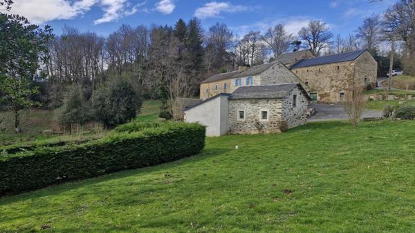 Maison mitoyenne dans hameau avec garage et terrain