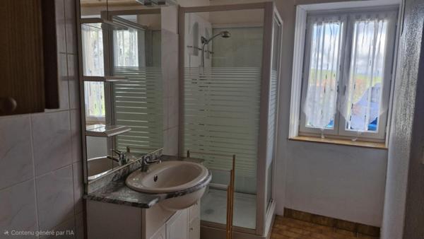 Maison mitoyenne dans hameau avec garage et terrain