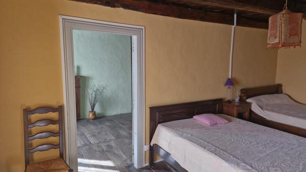 Maison mitoyenne dans hameau avec garage et terrain