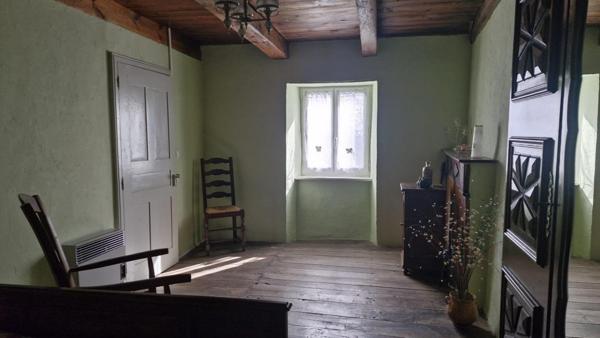 Maison mitoyenne dans hameau avec garage et terrain