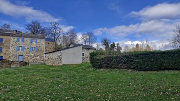 Maison mitoyenne dans hameau avec garage et terrain