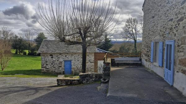 Maison mitoyenne dans hameau avec garage et terrain
